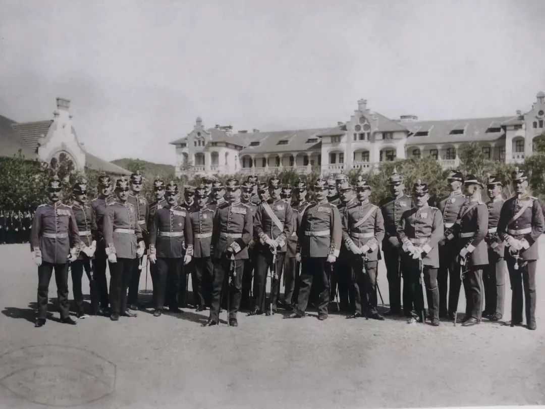 俾斯麥兵營（今中國海洋大學魚山路校區）裡的德軍