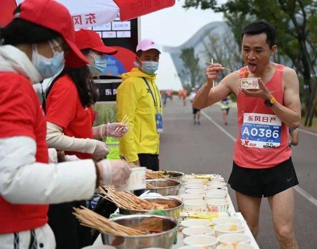 青島馬拉松可以喝啤酒......