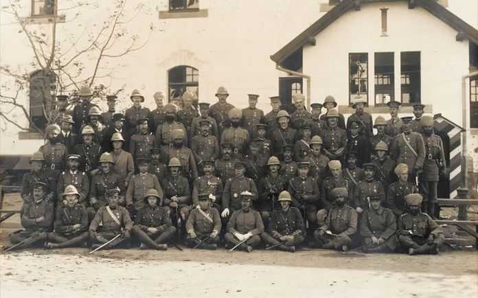 日英聯軍在青島德軍毛奇兵營（建築仍存）合影